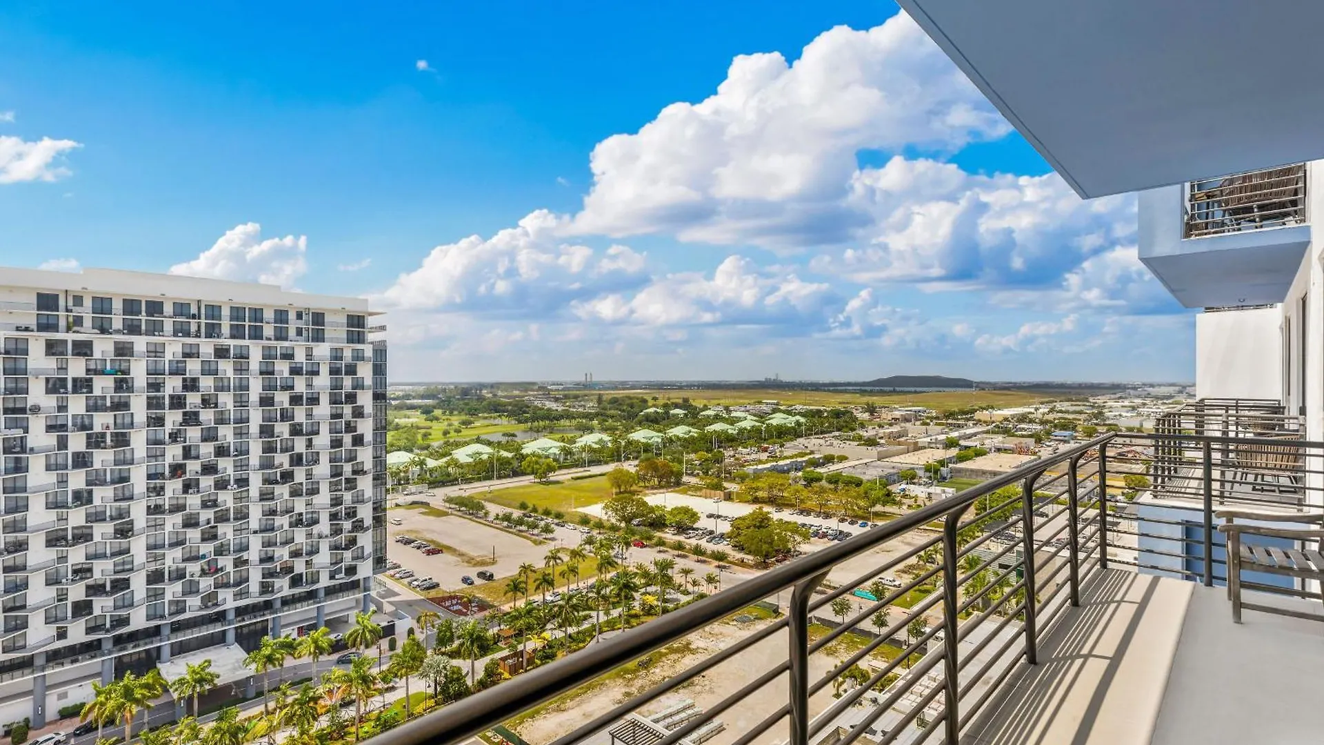 Modern Downtown Doral One-bedroom With Golf Course Views Apartment *