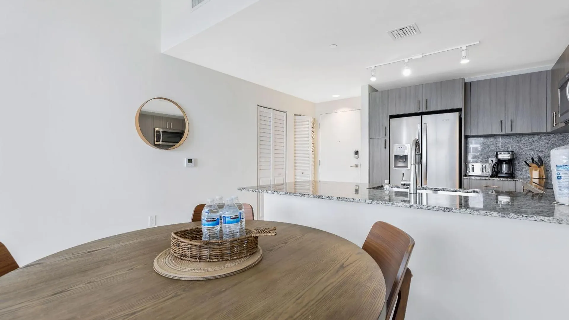Apartment Modern Downtown Doral One-bedroom With Golf Course Views