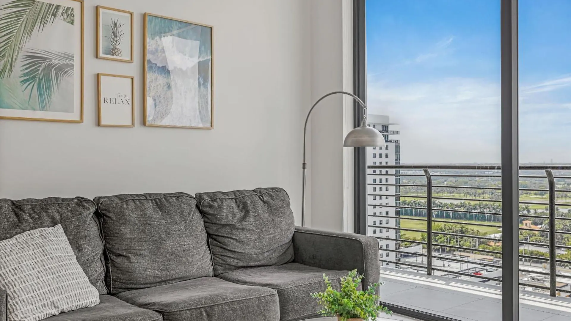 Apartment Modern Downtown Doral One-bedroom With Golf Course Views Miami