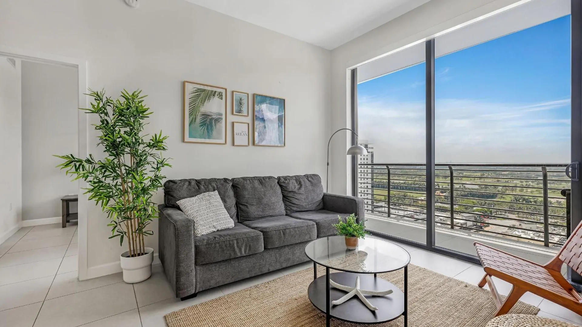 Apartment Modern Downtown Doral One-bedroom With Golf Course Views *