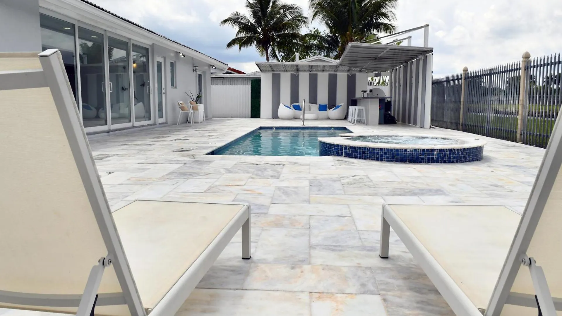 Holiday home Luxurious With Bbq, Hot Tub, Heated Pool & Wifi - L36