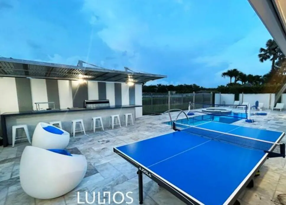 Luxurious With Bbq, Hot Tub, Heated Pool & Wifi - L36 Holiday home *