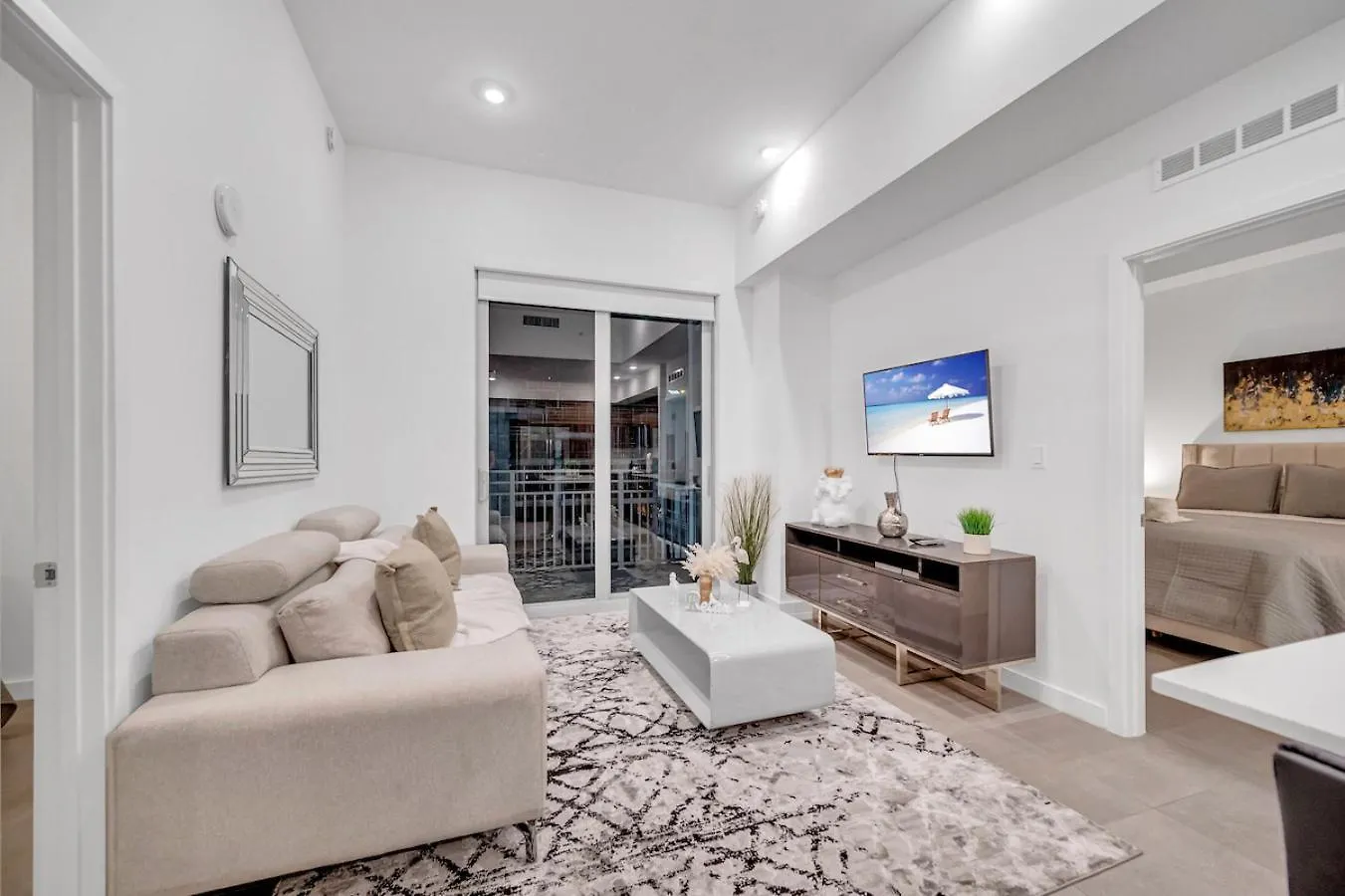 Modern Unit In The Heart Of Downtown With Free Parking Apartment