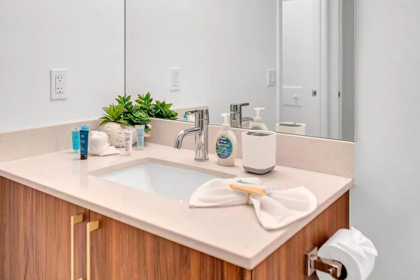 Modern Unit In The Heart Of Downtown With Free Parking