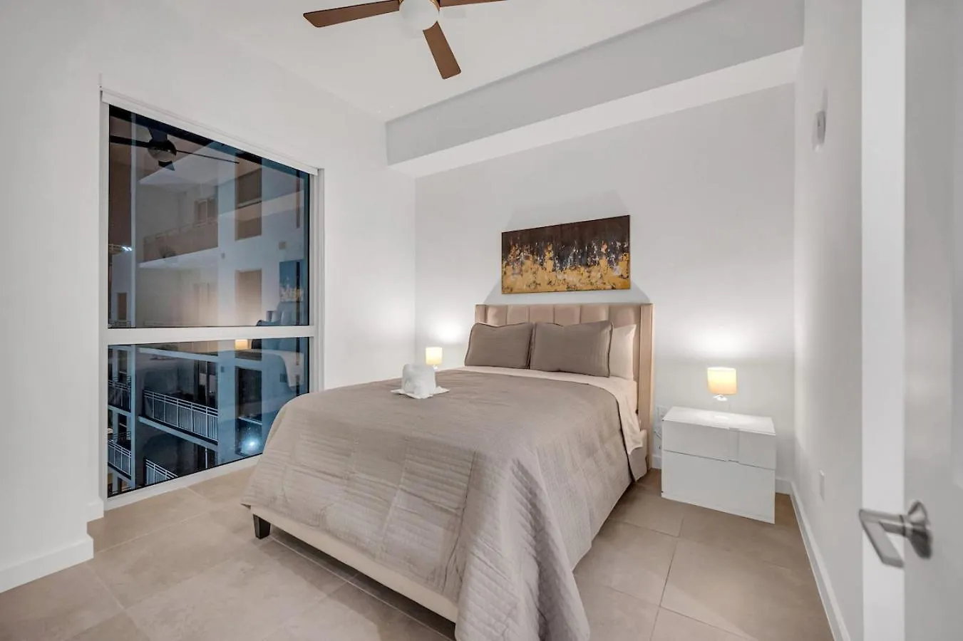 Modern Unit In The Heart Of Downtown With Free Parking Apartment *