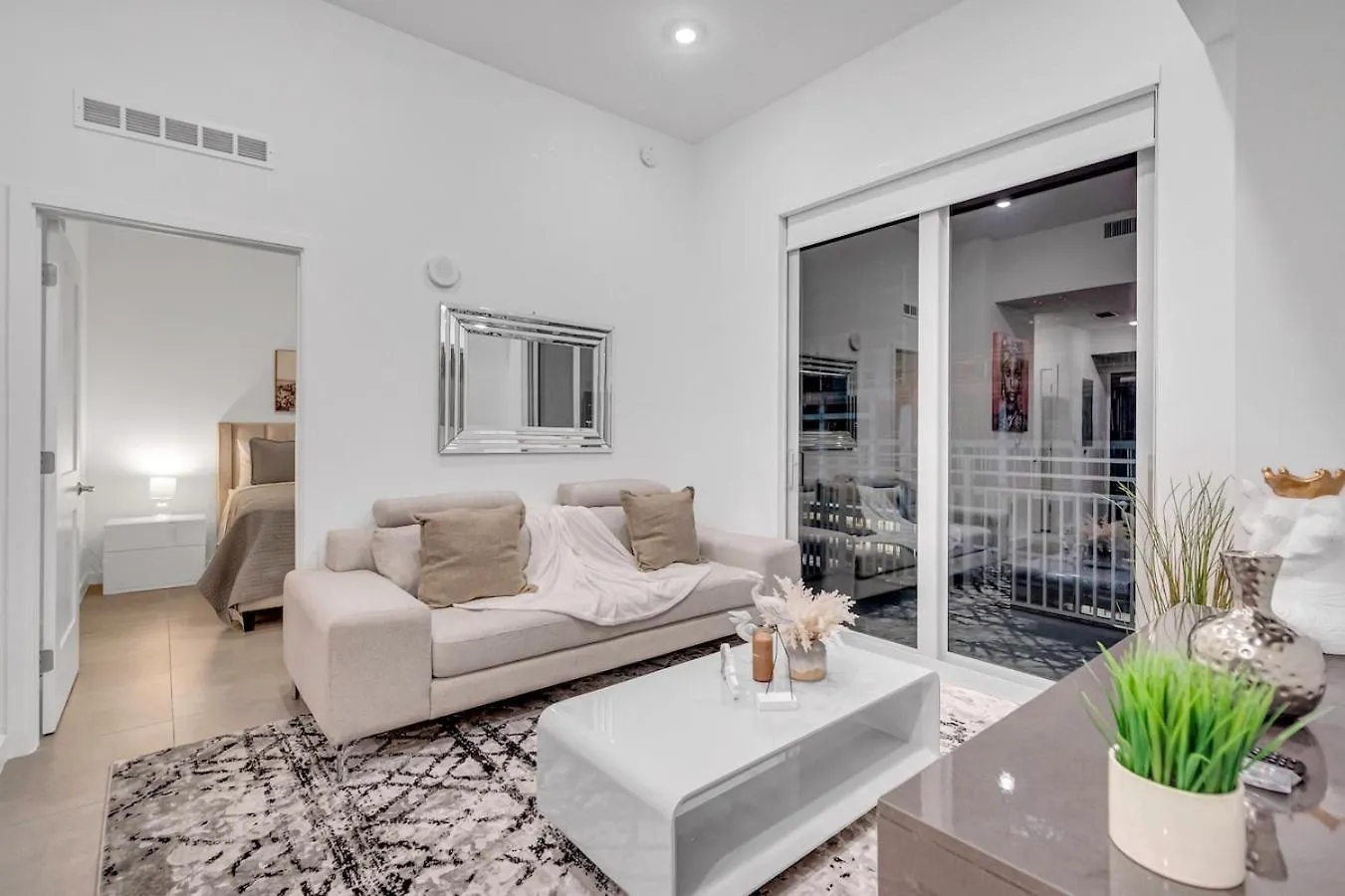 Apartment Modern Unit In The Heart Of Downtown With Free Parking Miami