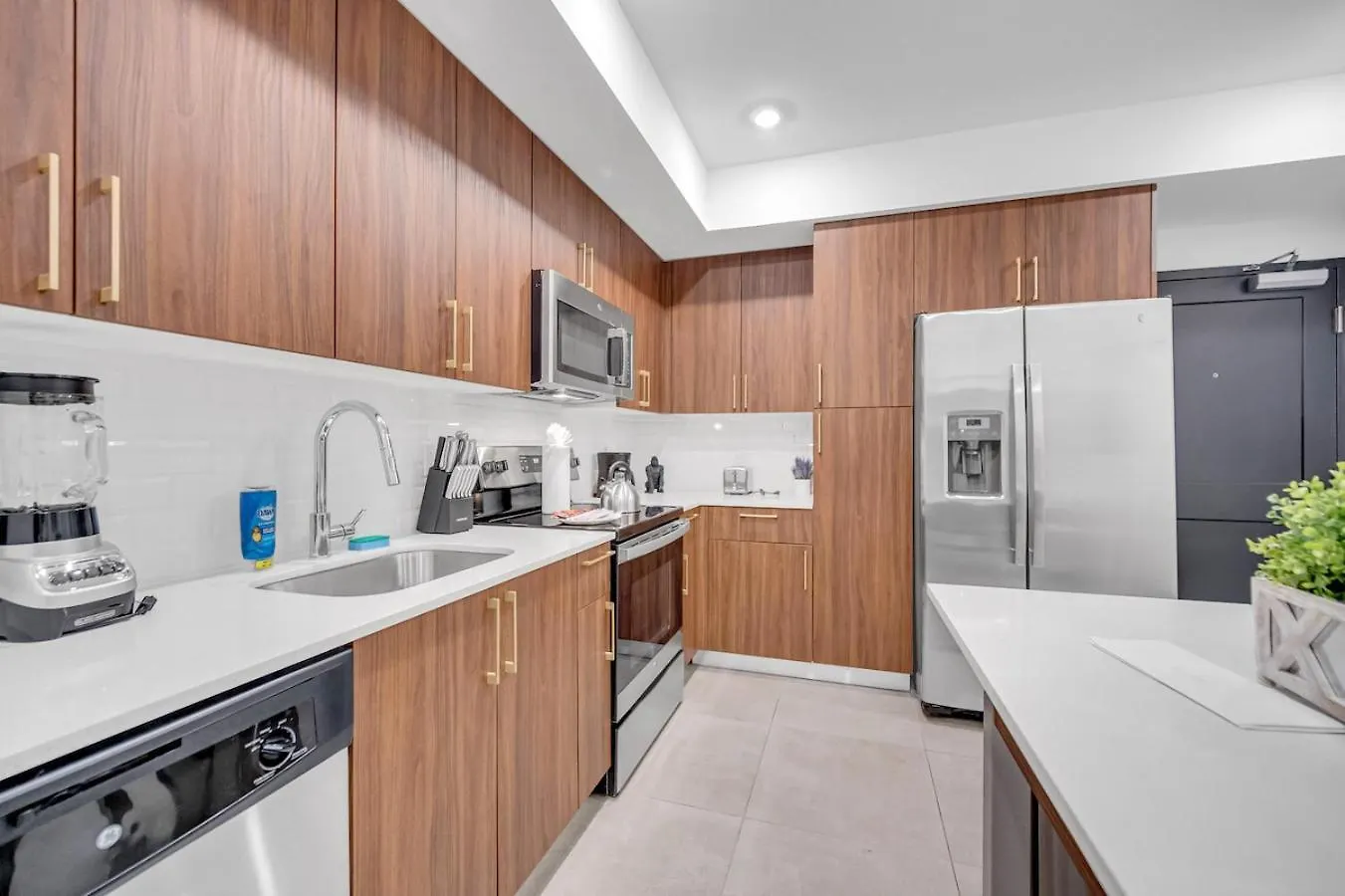 Modern Unit In The Heart Of Downtown With Free Parking