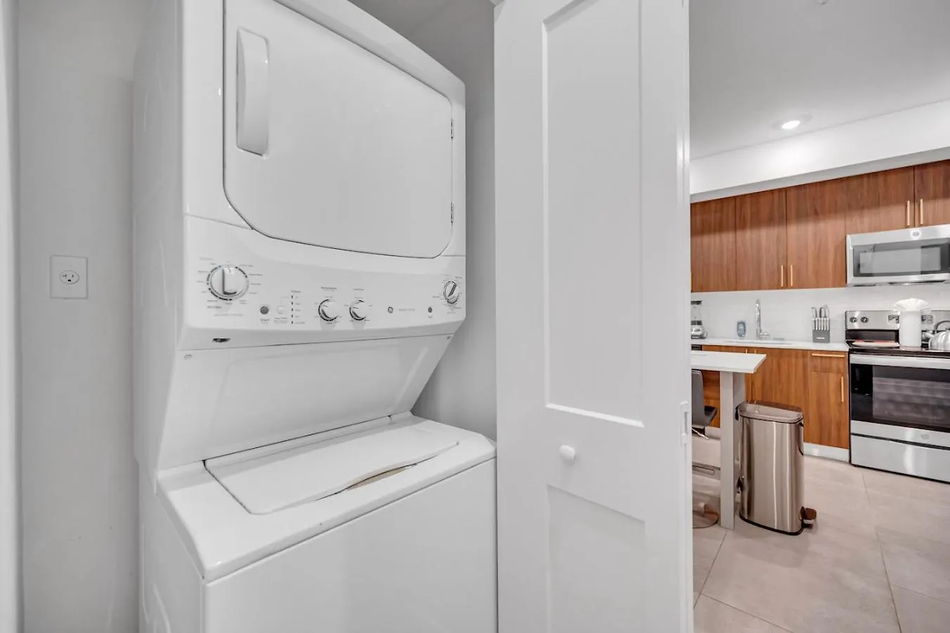 Lägenhet Modern Unit In The Heart Of Downtown With Free Parking *