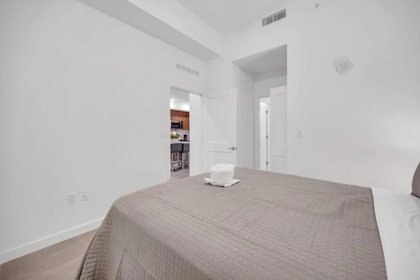 Modern Unit In The Heart Of Downtown With Free Parking Apartment *