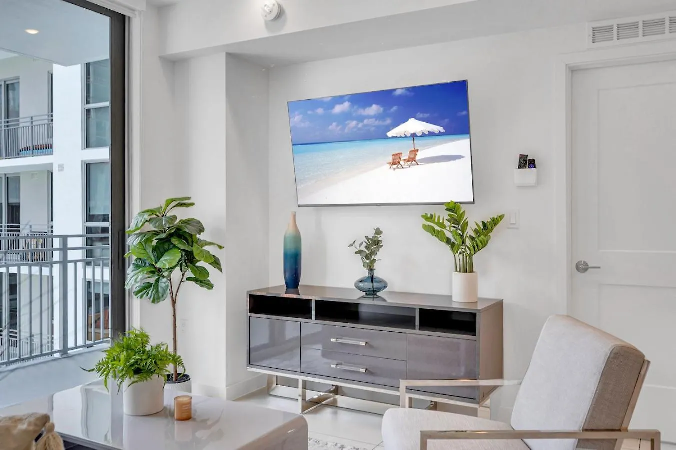 Centrally Located 2 Bed In The Heart Of Downtown With Free Parkin *