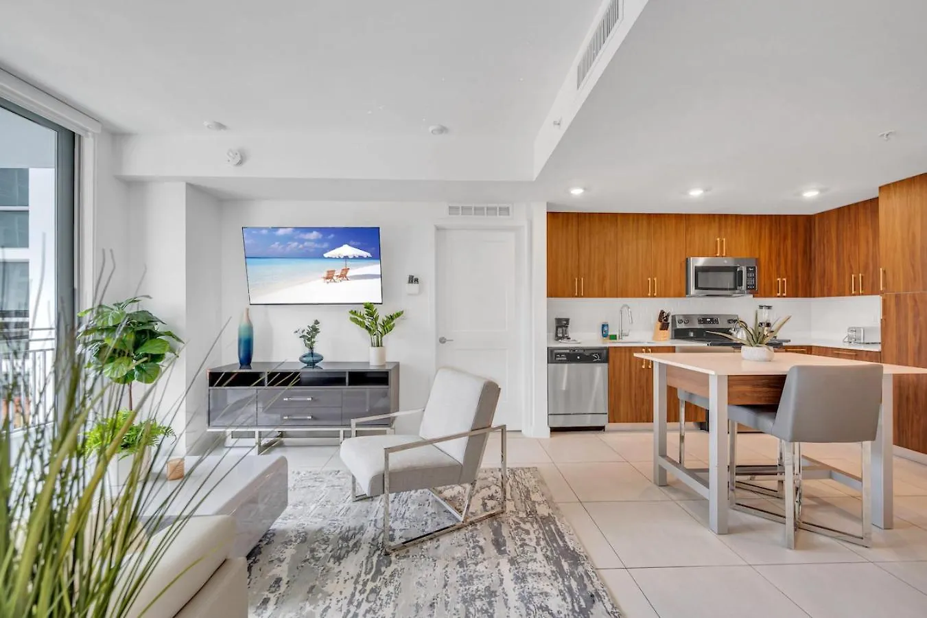 Apartment Centrally Located 2 Bed In The Heart Of Downtown With Free Parkin