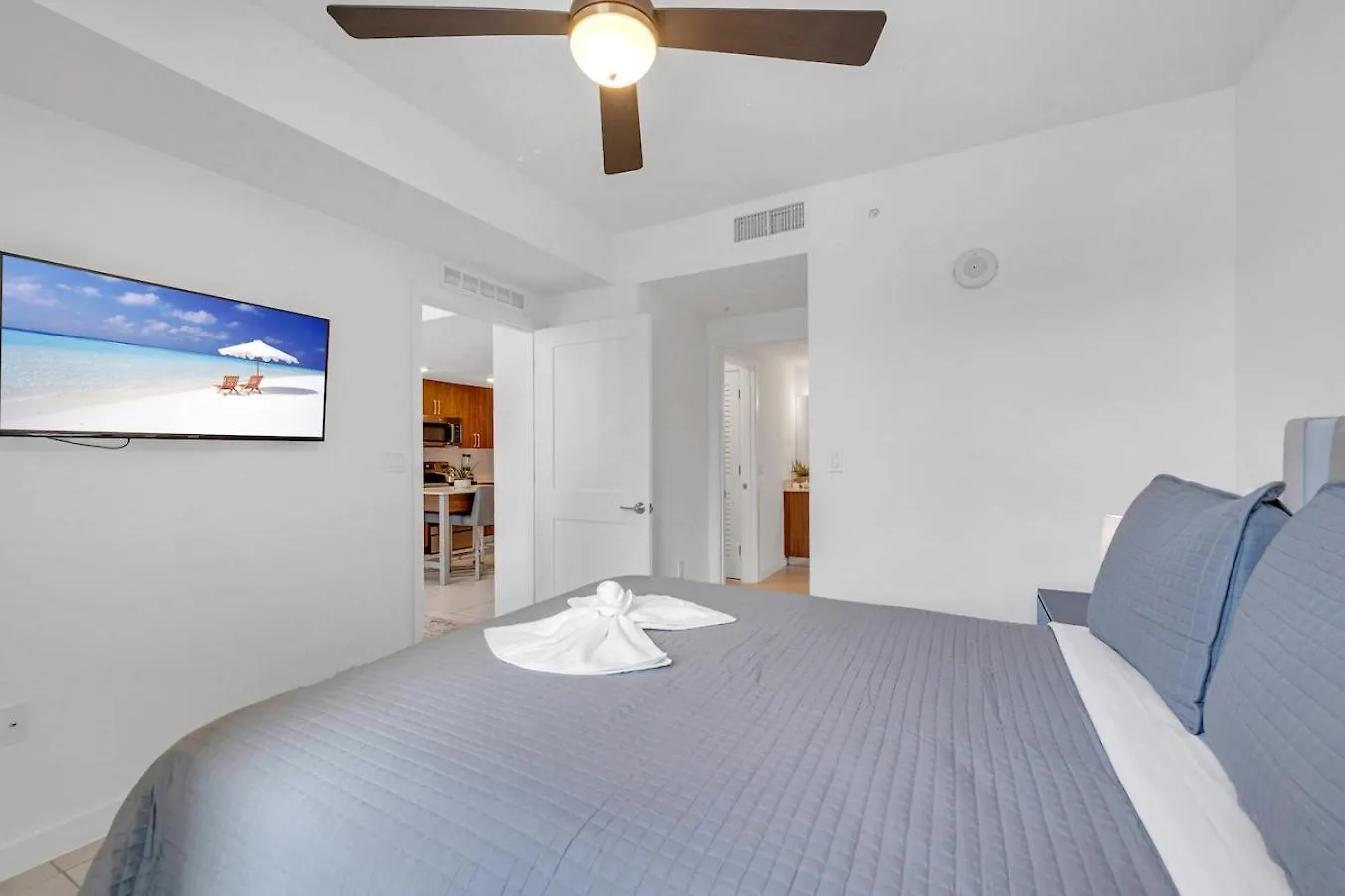 Centrally Located 2 Bed In The Heart Of Downtown With Free Parkin *