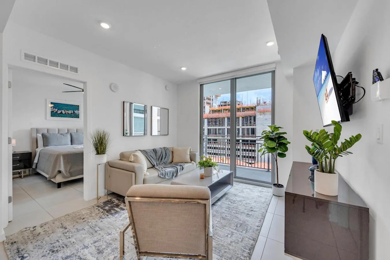 Centrally Located 2 Bed In The Heart Of Downtown With Free Parkin