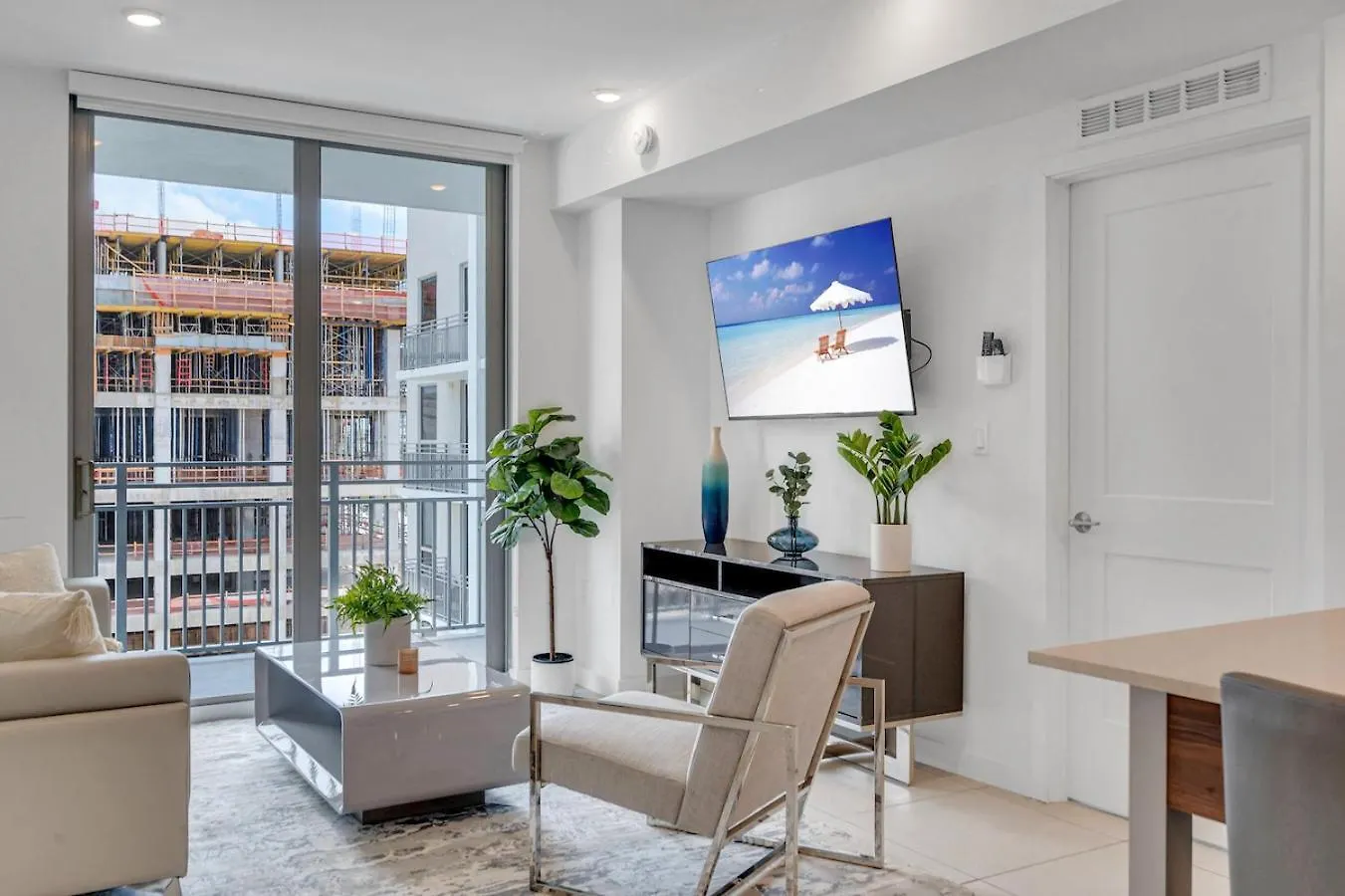 Centrally Located 2 Bed In The Heart Of Downtown With Free Parkin *