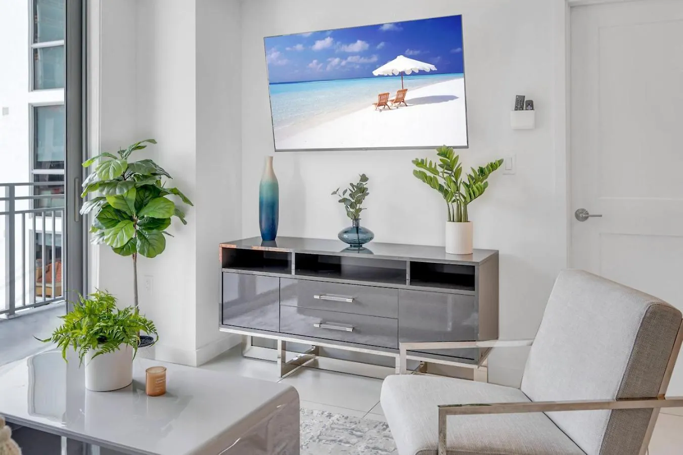 Centrally Located 2 Bed In The Heart Of Downtown With Free Parkin Apartment