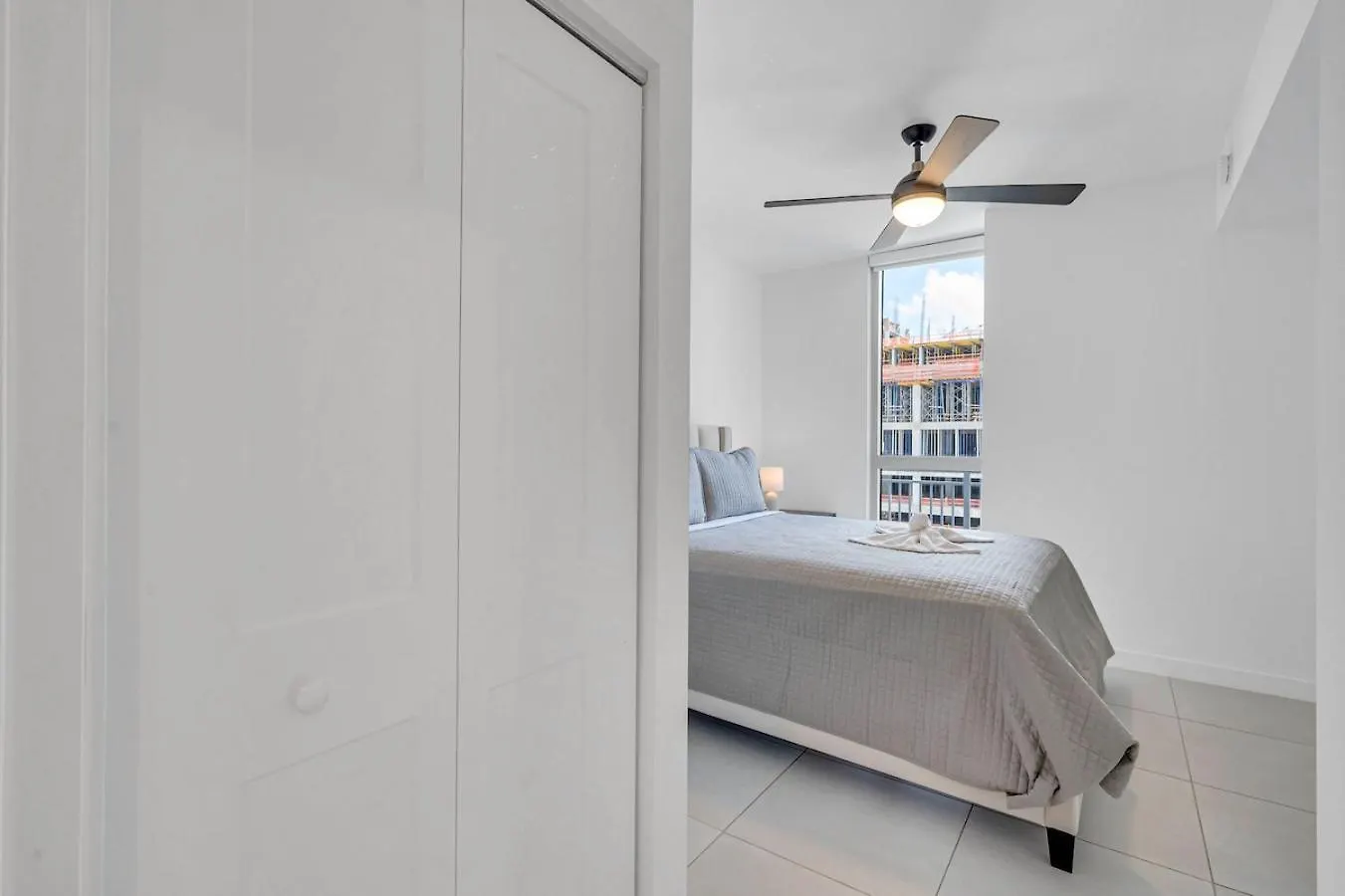 Apartment Centrally Located 2 Bed In The Heart Of Downtown With Free Parkin *
