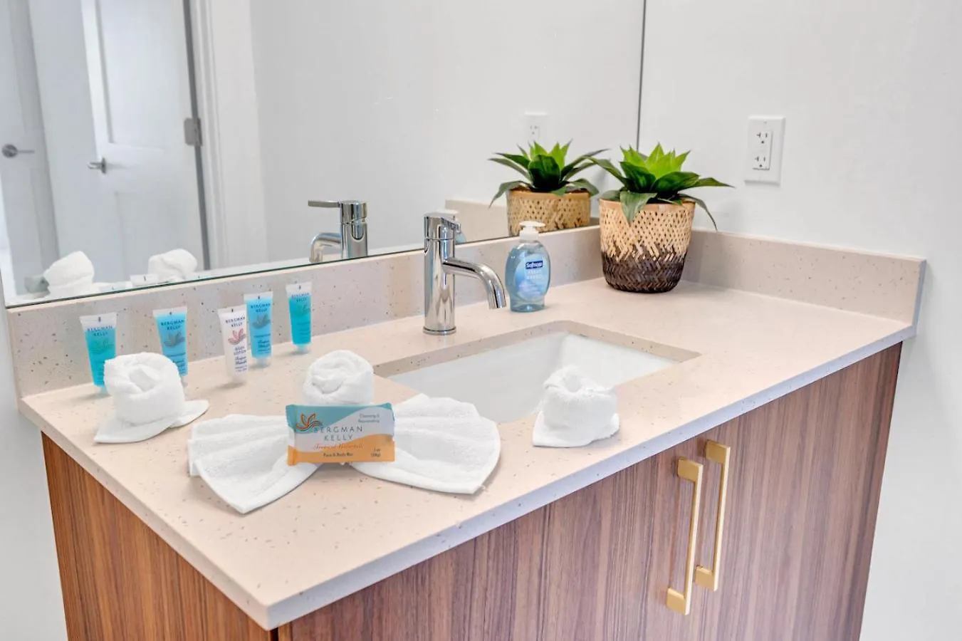 Centrally Located 2 Bed In The Heart Of Downtown With Free Parkin *