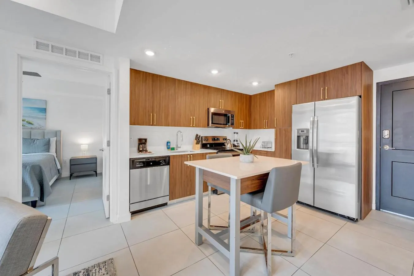 Centrally Located 2 Bed In The Heart Of Downtown With Free Parkin