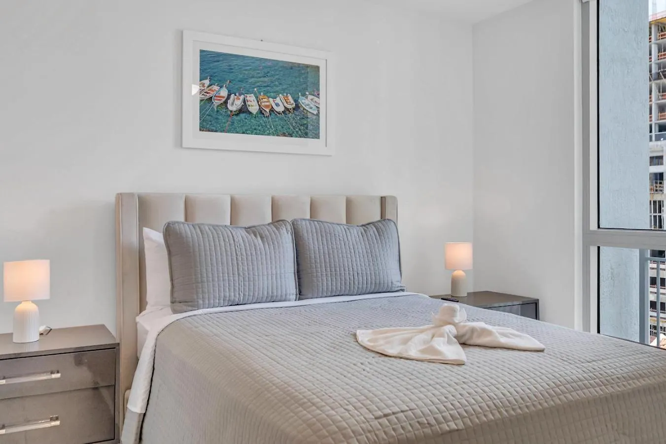 Apartment Centrally Located 2 Bed In The Heart Of Downtown With Free Parkin *