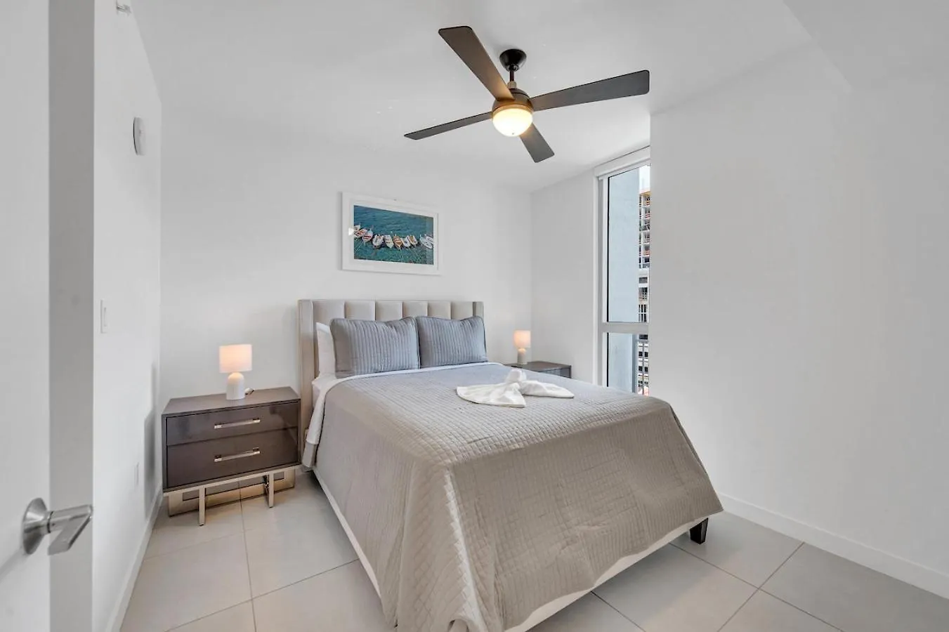 Centrally Located 2 Bed In The Heart Of Downtown With Free Parkin Apartment *