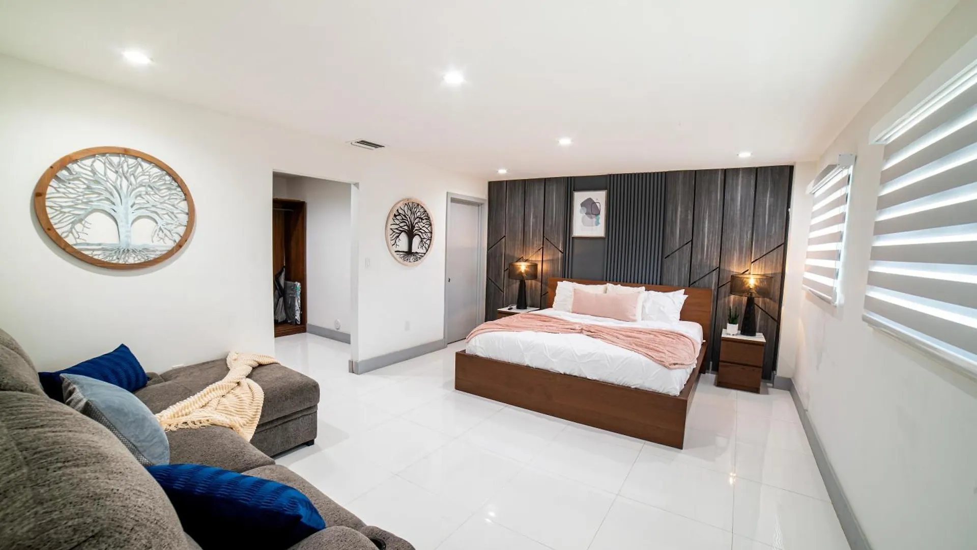 Cozy Paradise, With Heated Pool, Near Airport In L16 Holiday home