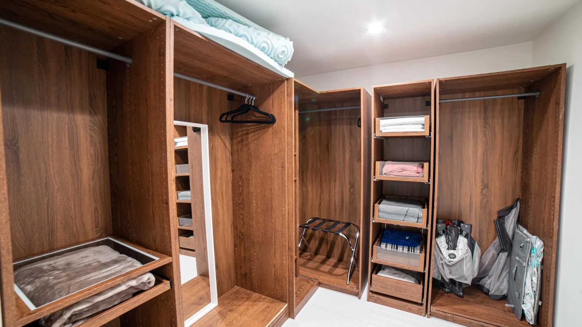Cozy Paradise, With Heated Pool, Near Airport In L16 Holiday home
