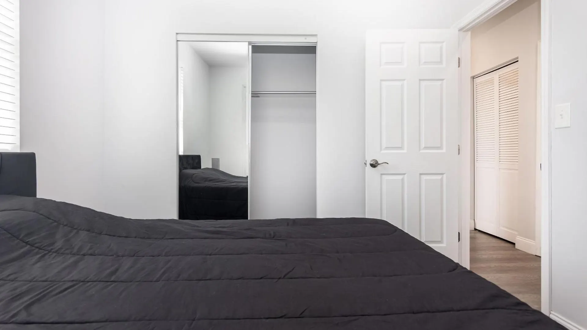 Holiday home Sleek & Modern Townhome, Shared Backyard Oasis *