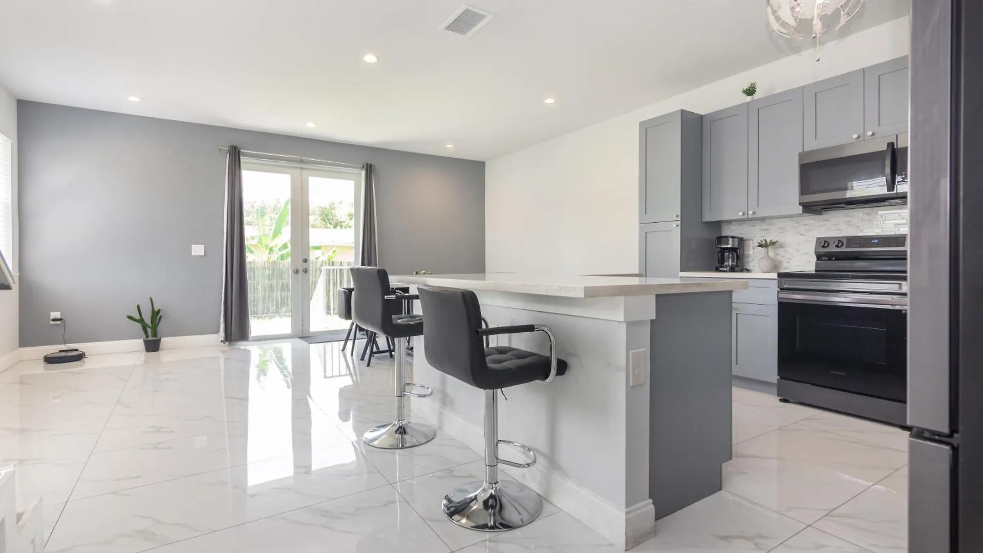 Sleek & Modern Townhome, Shared Backyard Oasis Holiday home *