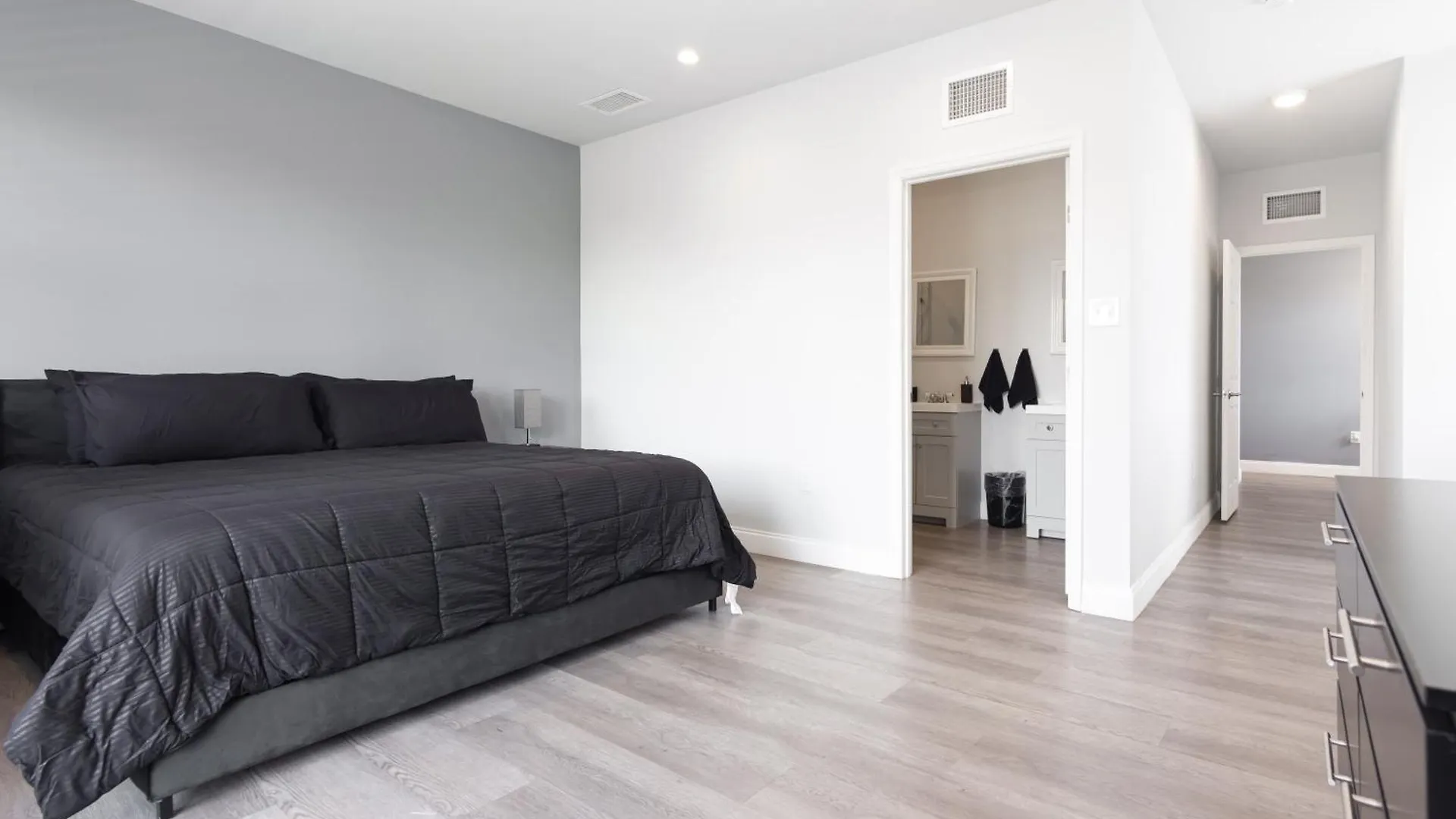 Holiday home Sleek & Modern Townhome, Shared Backyard Oasis *