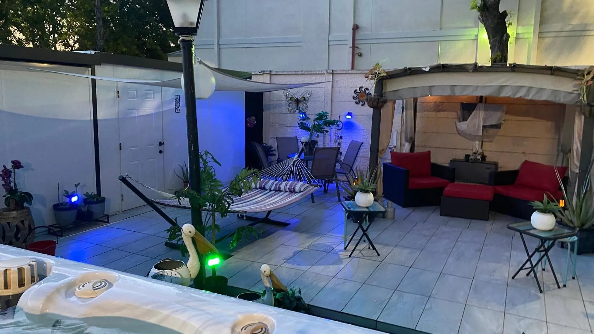 Bed & Breakfast Tiny Place W Private Hot Jacuzzi 7 Min To International Airport