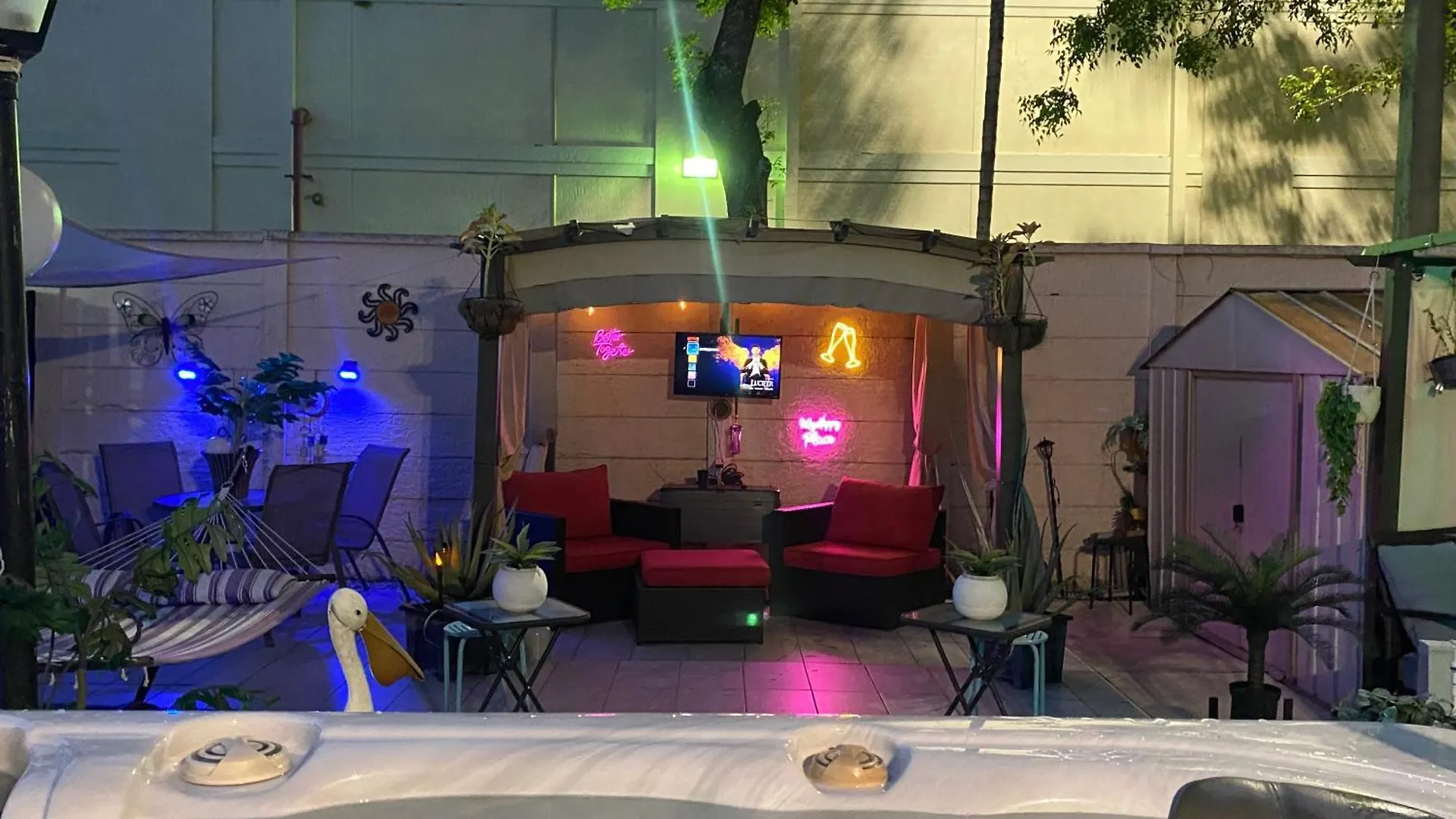 Tiny Place W Private Hot Jacuzzi 7 Min To International Airport