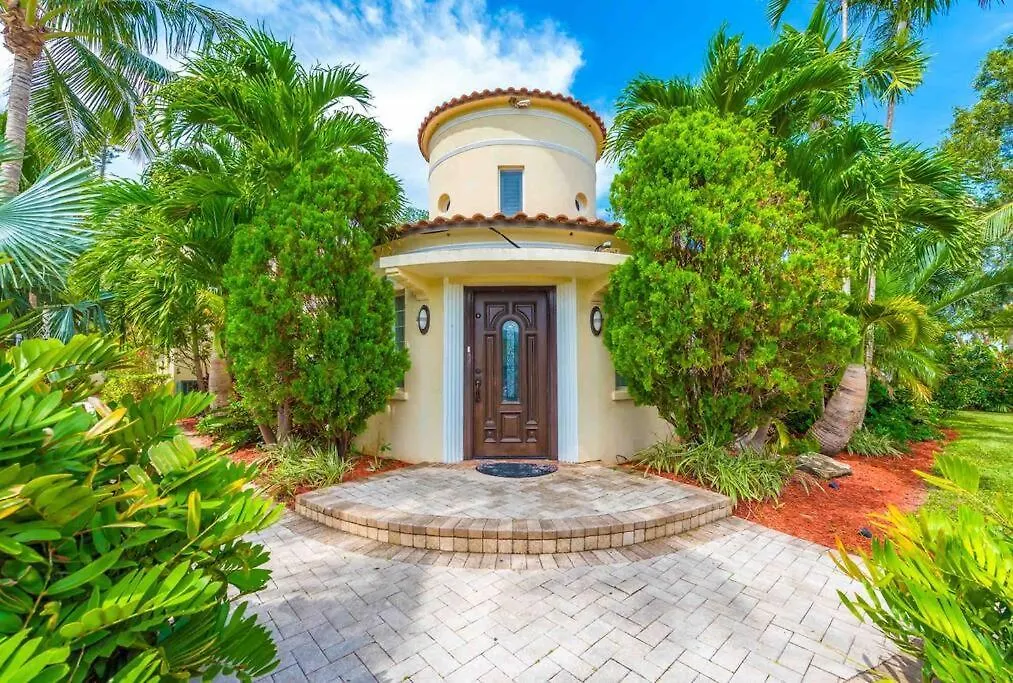 Sleeps 18 In Shores With Movie Theater / Pool / Jacuzzi * Miami