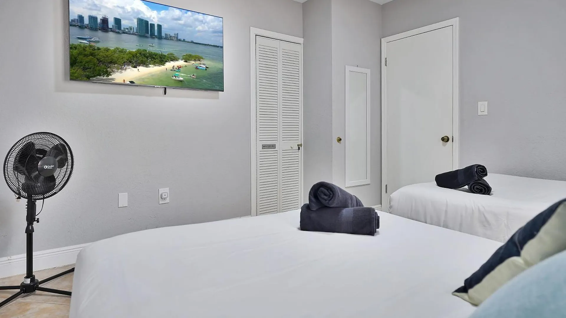 Vacay Spot Gables: Spacious Group Retreat With Game & Prime Location Holiday home Miami