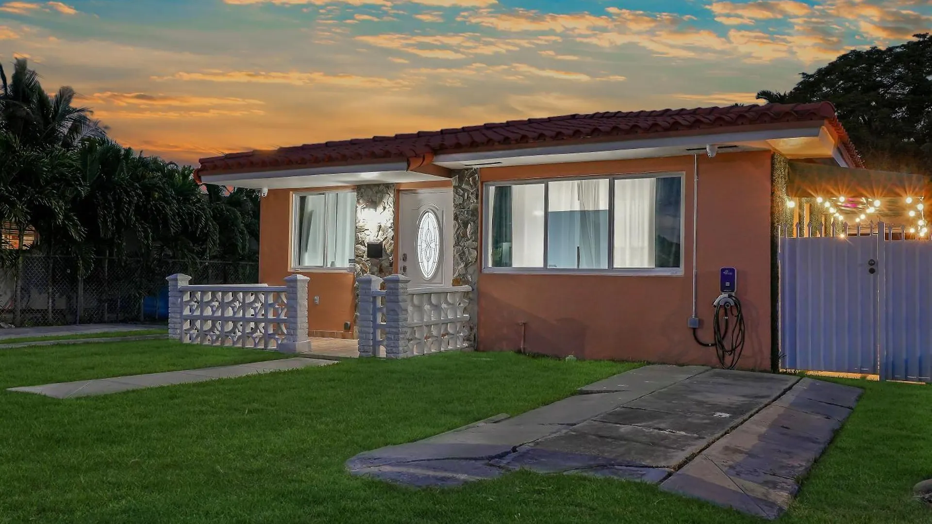 Vacay Spot Gables: Spacious Group Retreat With Game & Prime Location Holiday home