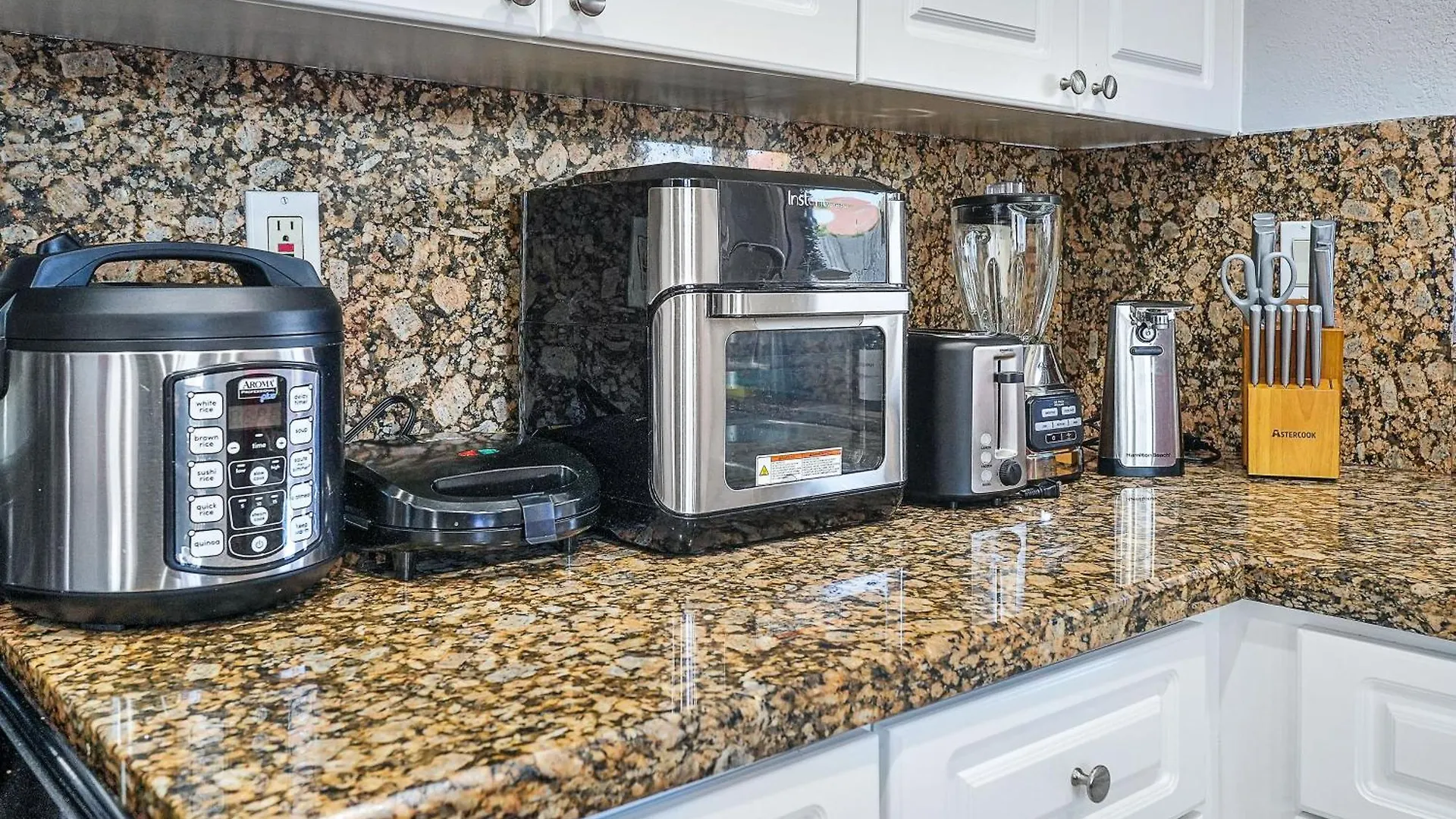 Vacay Spot Gables: Spacious Group Retreat With Game & Prime Location *