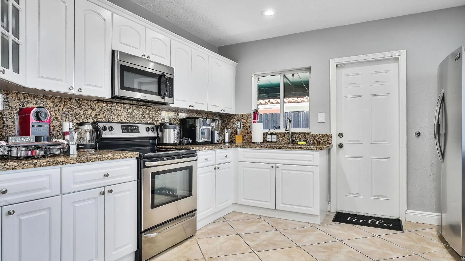 Vacay Spot Gables: Spacious Group Retreat With Game & Prime Location Holiday home Miami