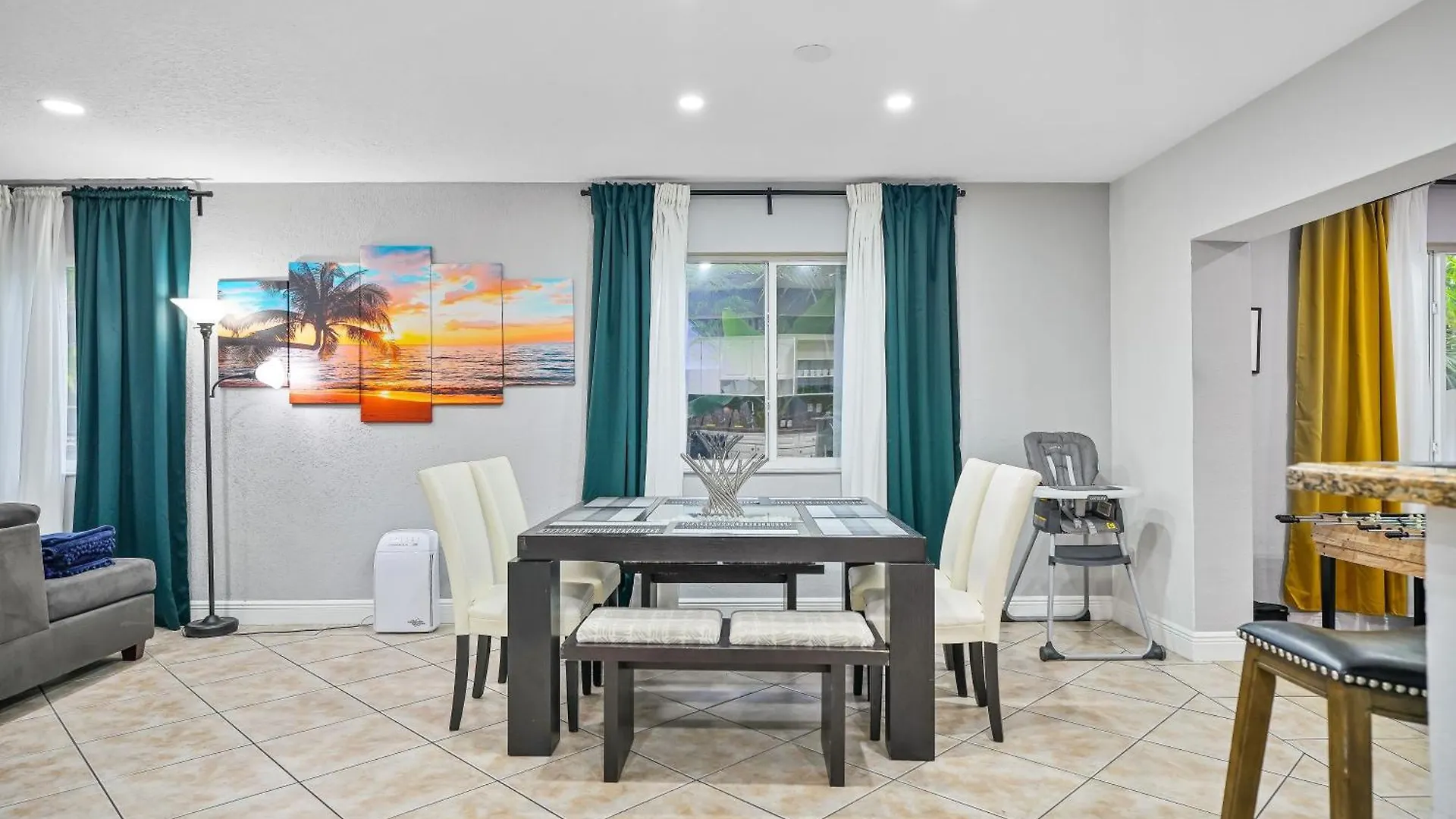 Vacay Spot Gables: Spacious Group Retreat With Game & Prime Location Holiday home *