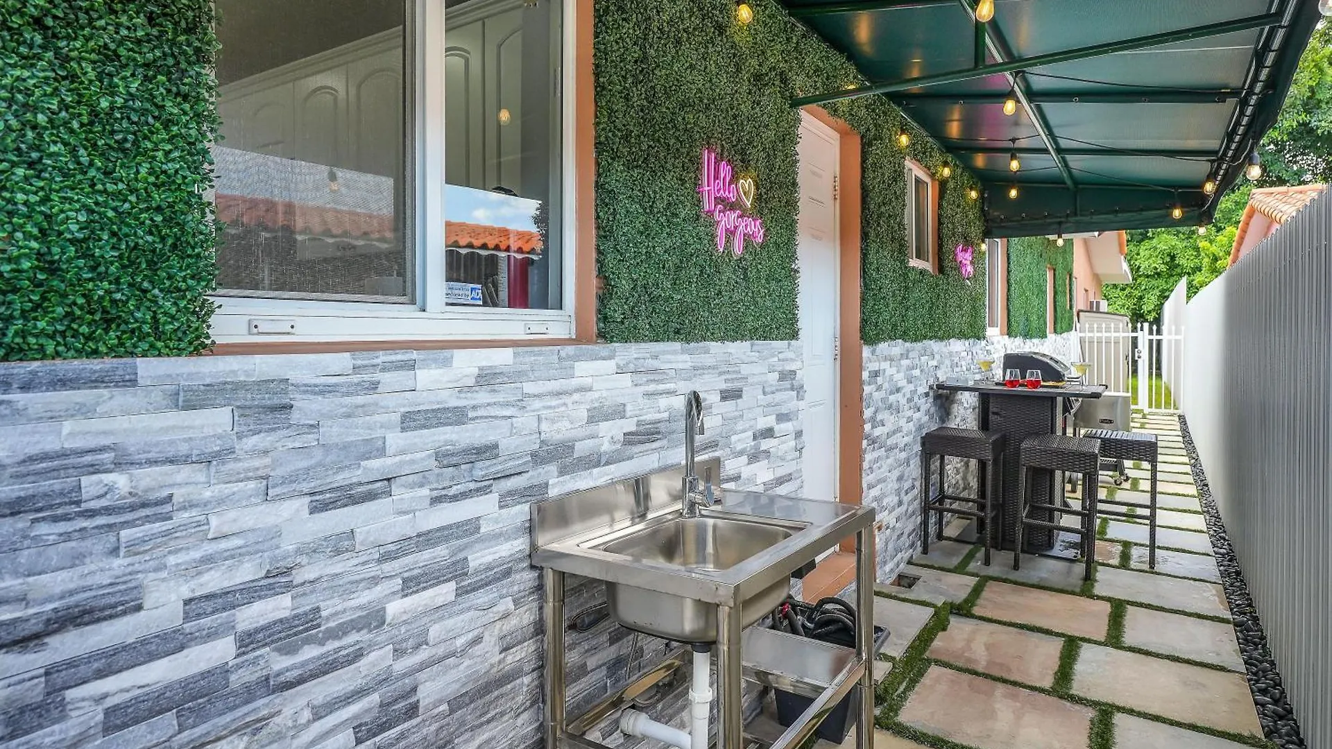 Vacay Spot Gables: Spacious Group Retreat With Game & Prime Location
