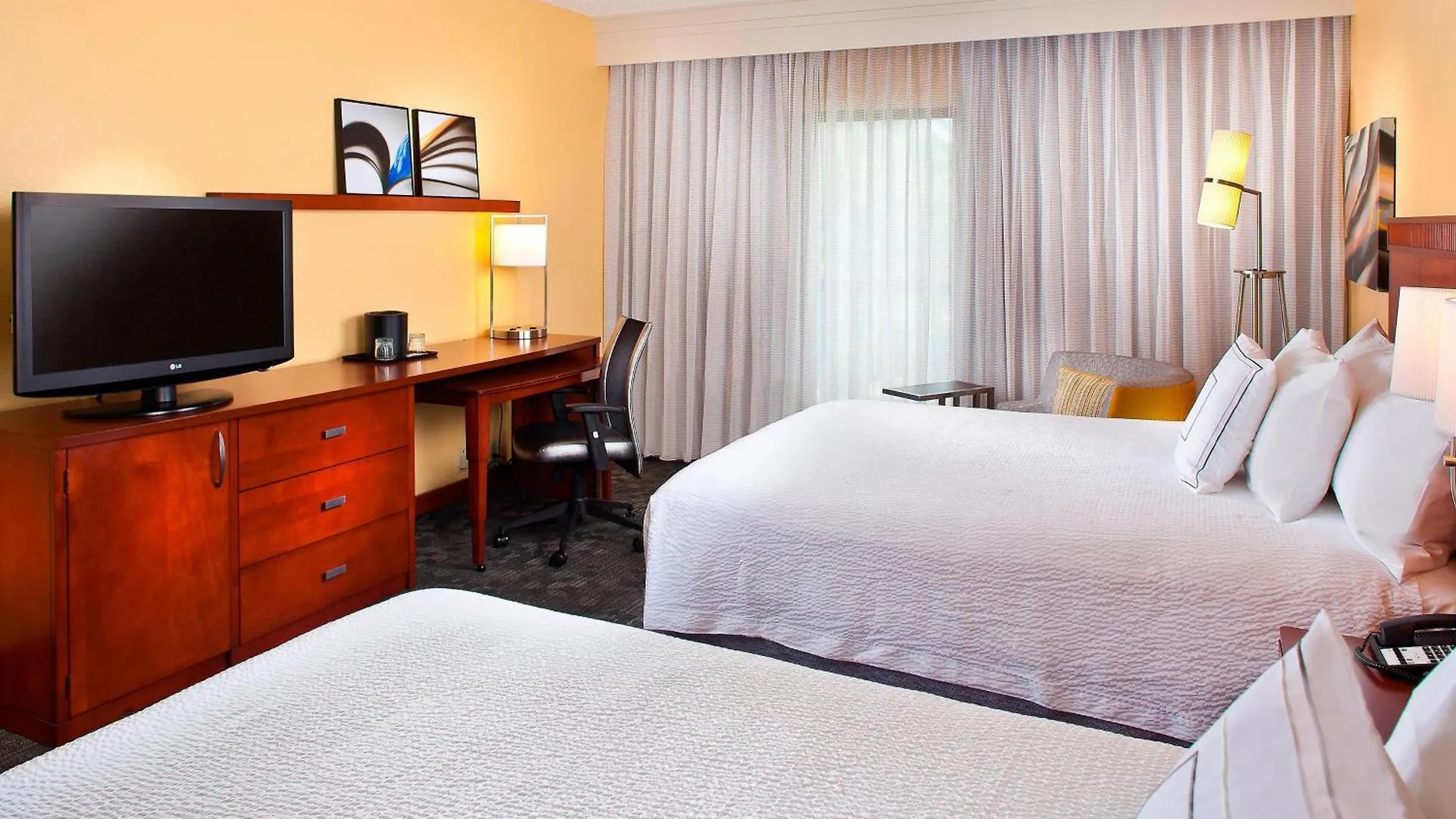 Courtyard Airport West Doral Hotel 3*