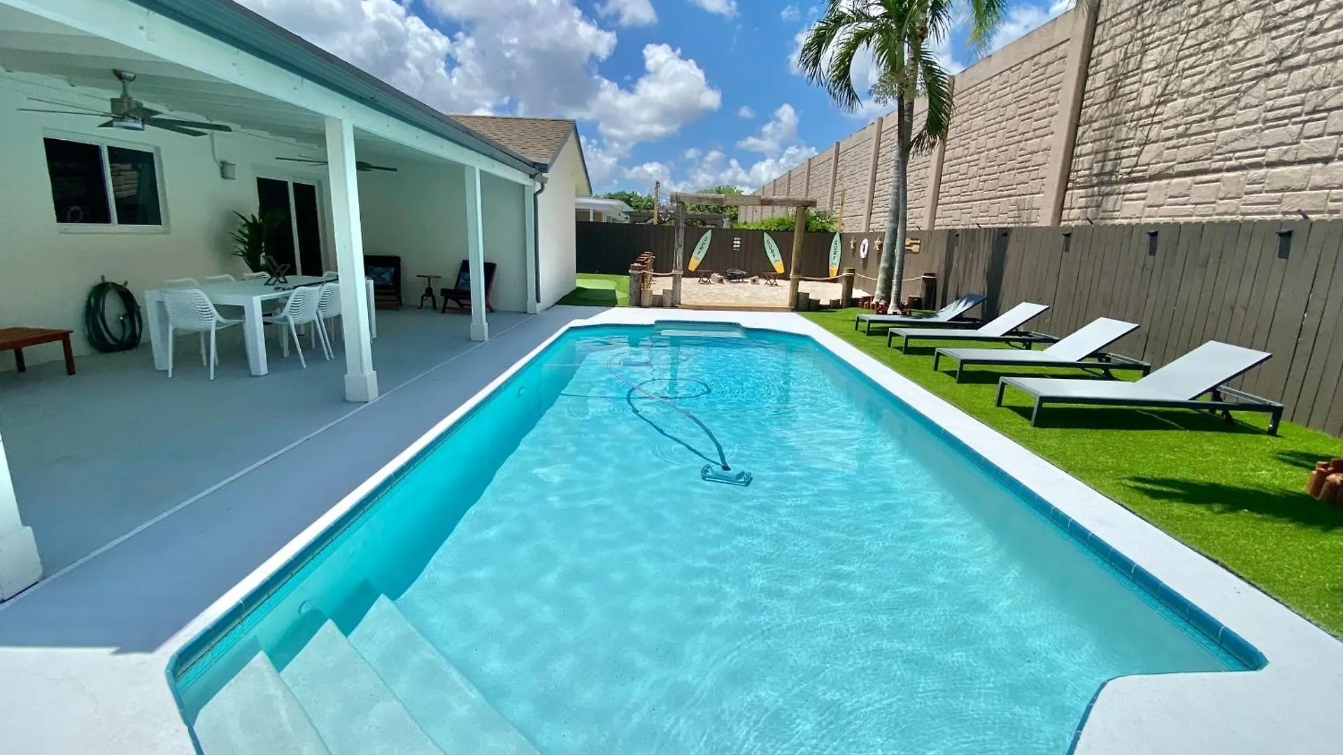 Original Art Poolside Fun House Minigolf L42 Casa de Férias *