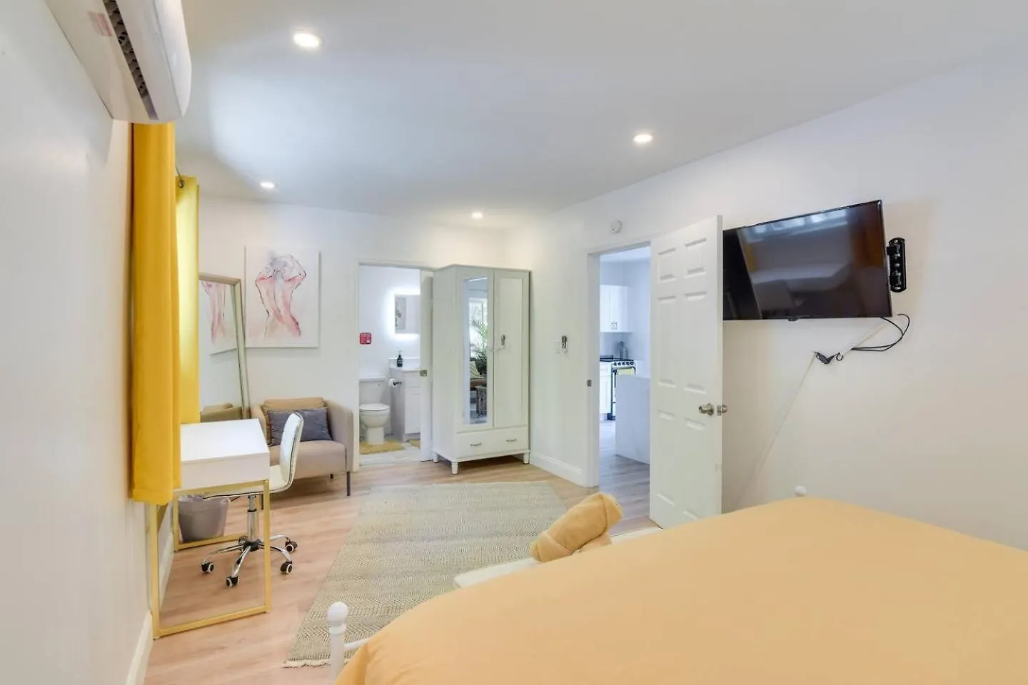 Holiday home Beautiful Casita With King Bed And Private Patio Close To Calle 8, Mia Airport, Coral Gables *
