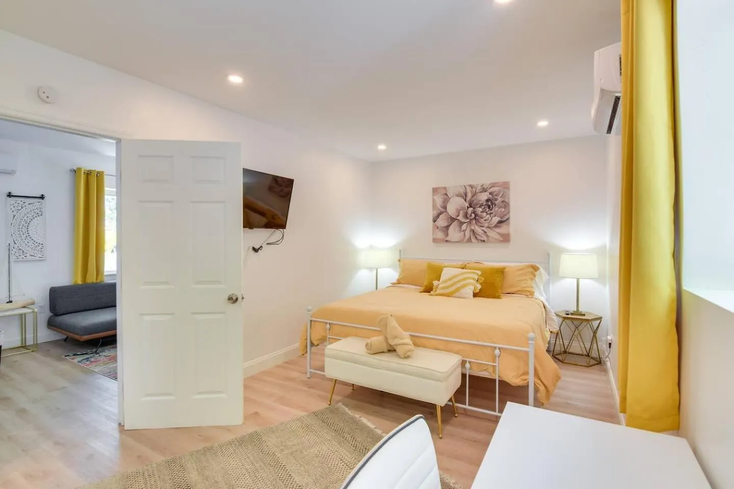Beautiful Casita With King Bed And Private Patio Close To Calle 8, Mia Airport, Coral Gables Holiday home *