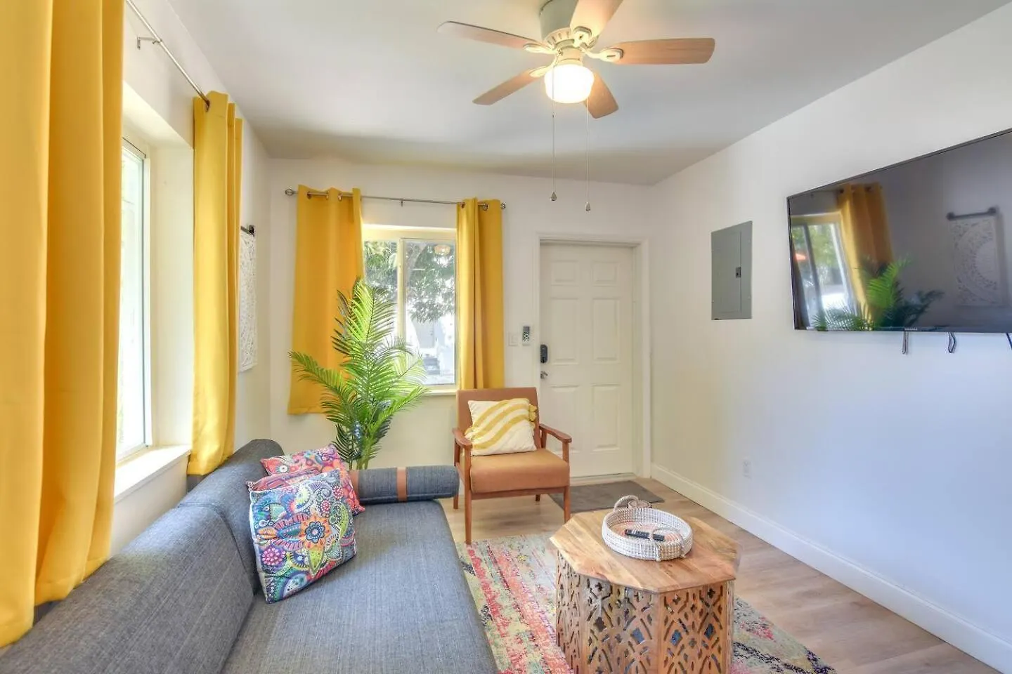 Beautiful Casita With King Bed And Private Patio Close To Calle 8, Mia Airport, Coral Gables Holiday home