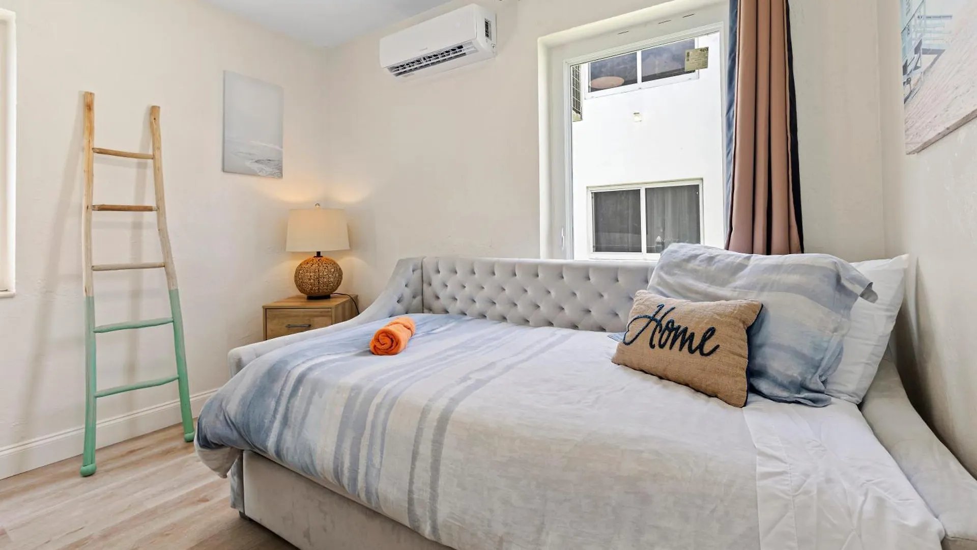 Enchanting Airport-adjacent Apartment