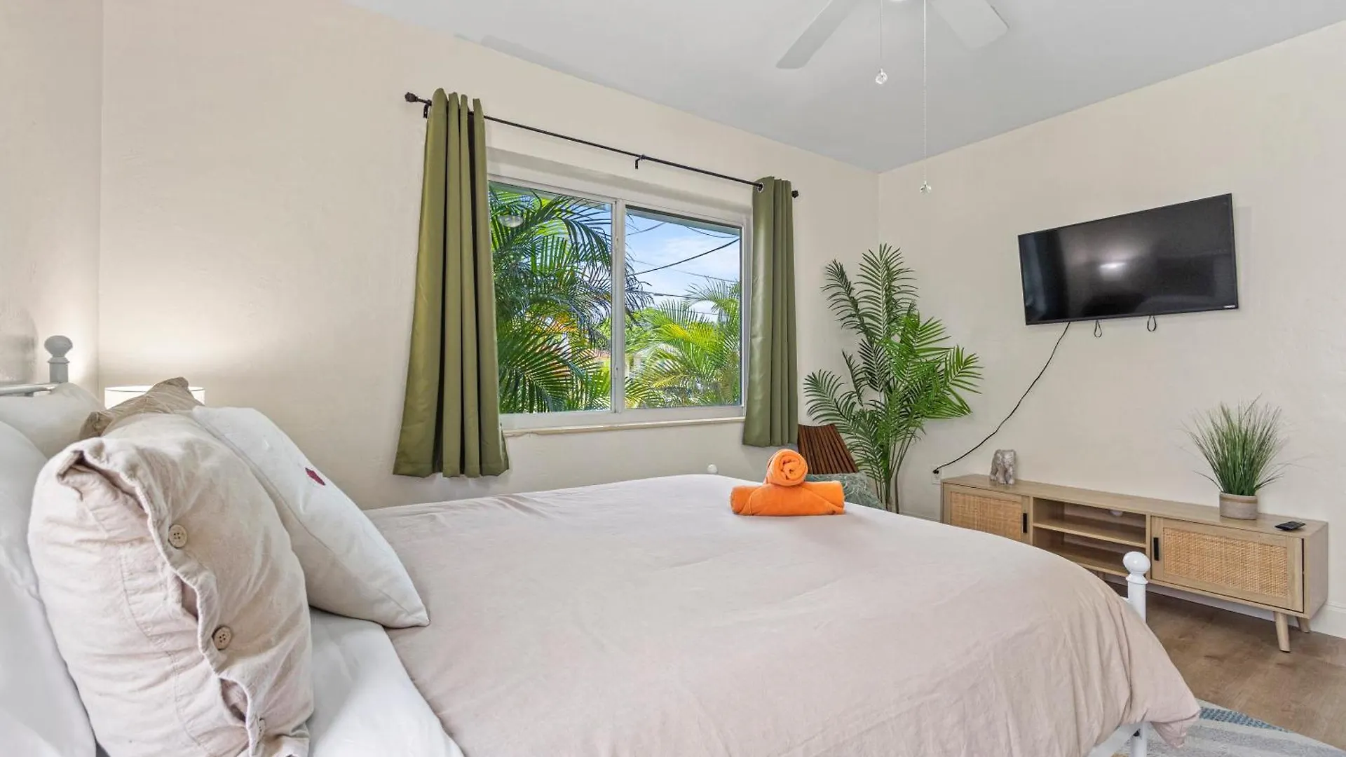 Enchanting Cozy 10 Min Away From Airport, Calle 8, Brickell, Coral Gables, The And More! * Miami
