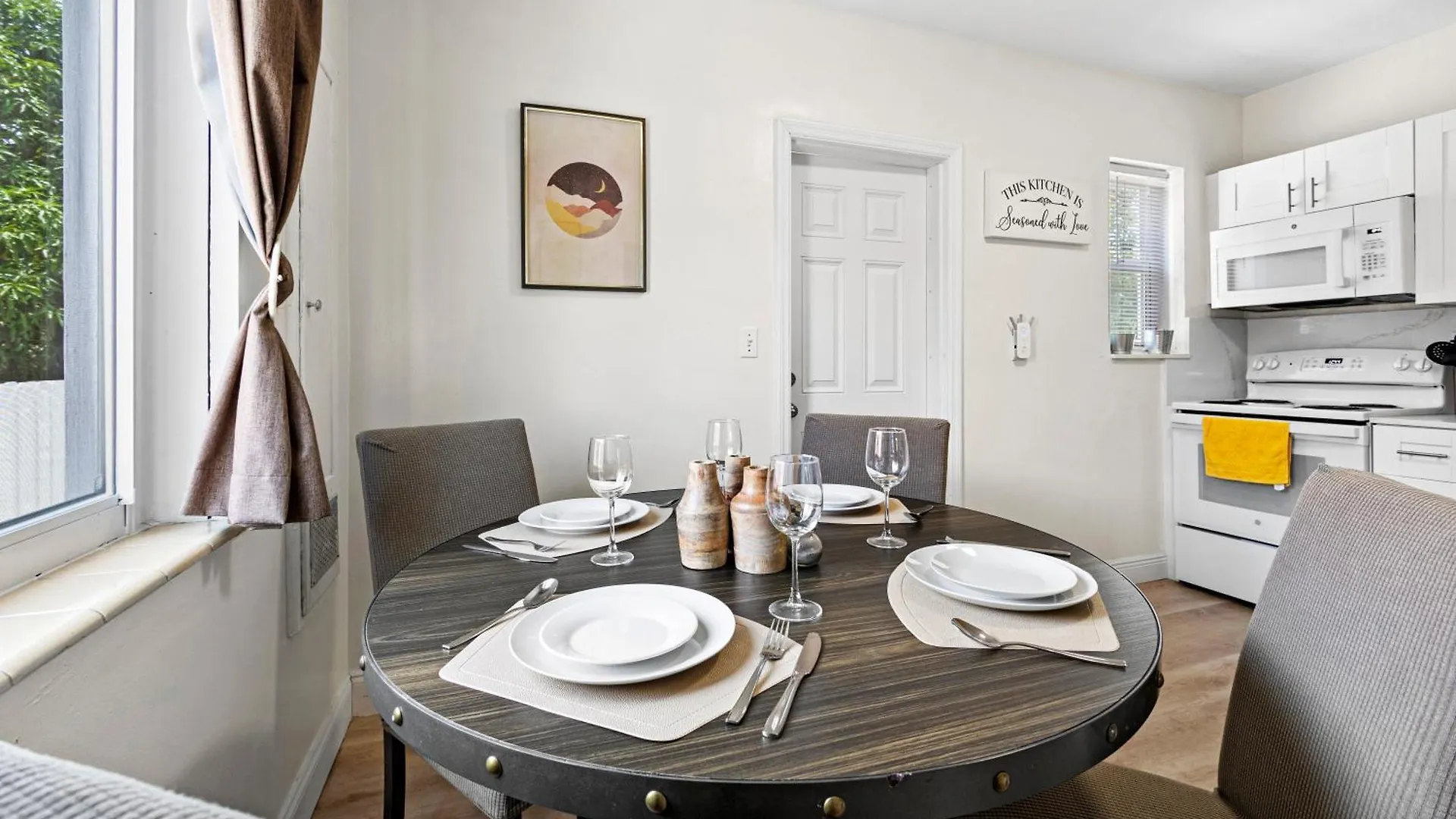 Enchanting Airport-adjacent Apartment *