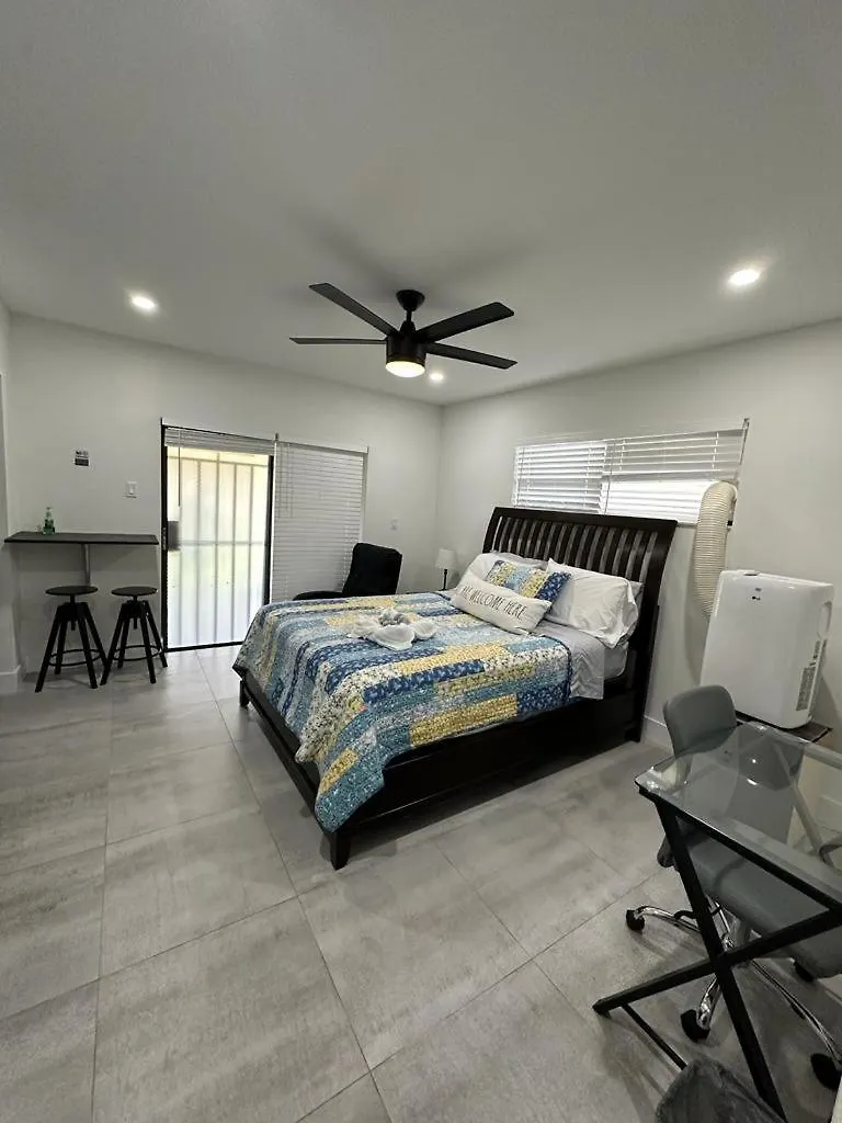 Lyz Miami Pensión