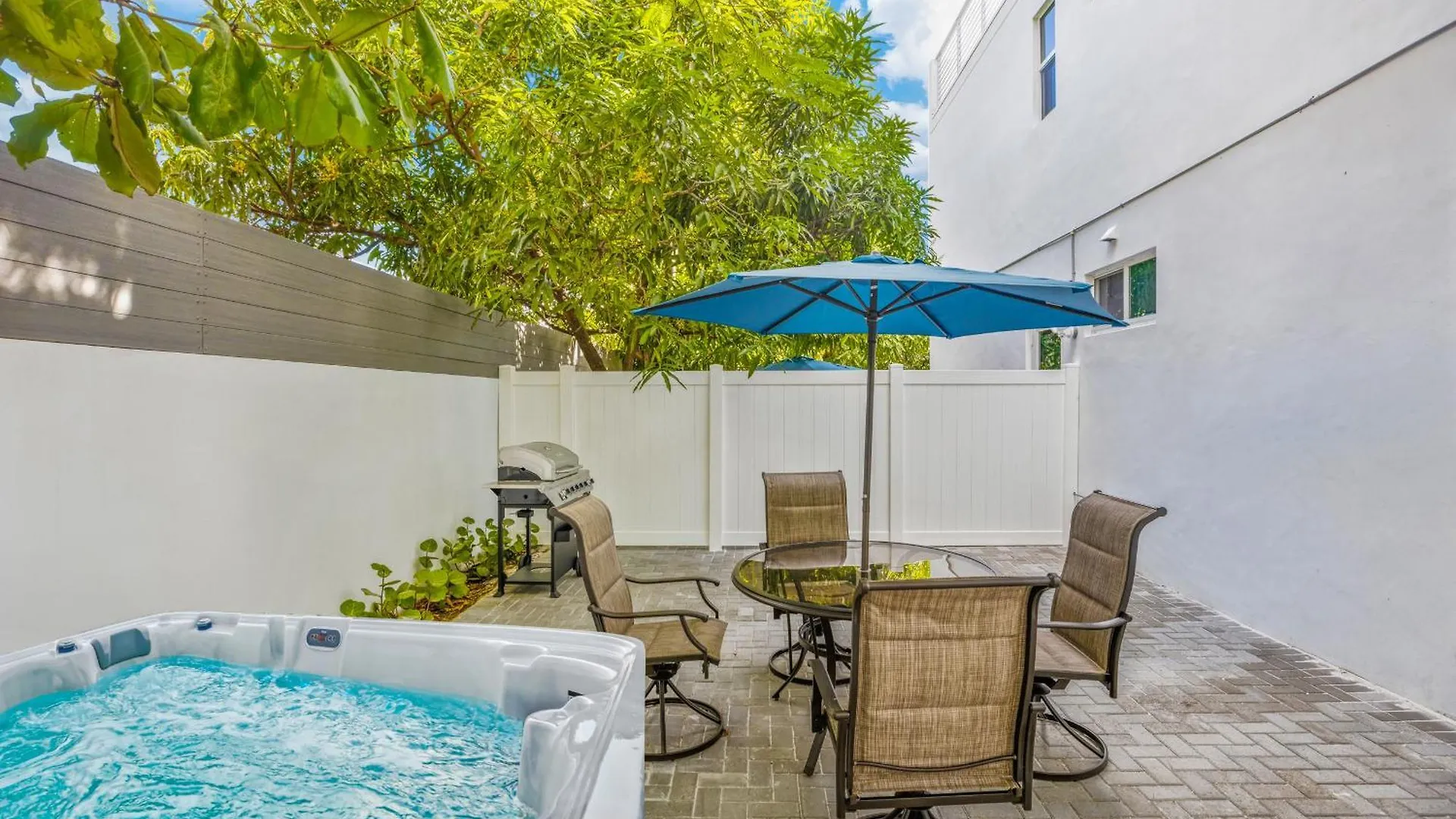 Up To 12 Guests! Modern Near Wynwood בית נופש