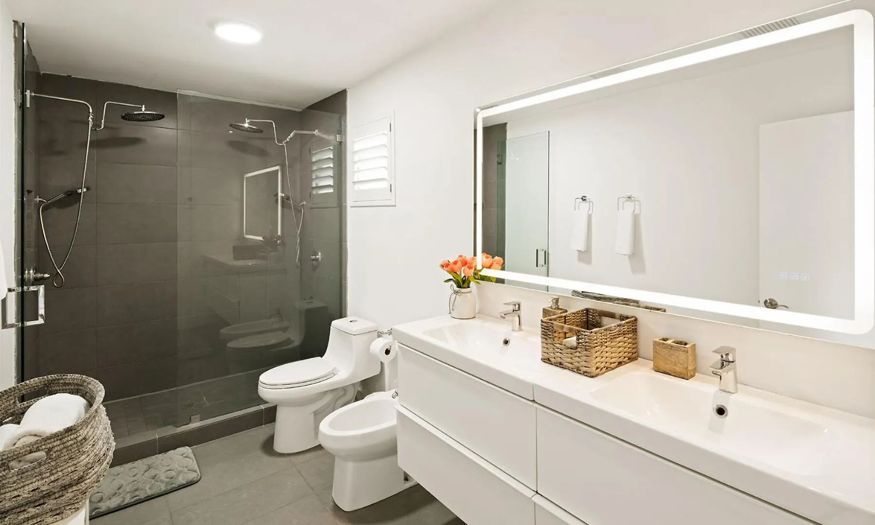 Oasis Vista Luxury Villa! 10 Min From Beach, Private Gym, Location! *