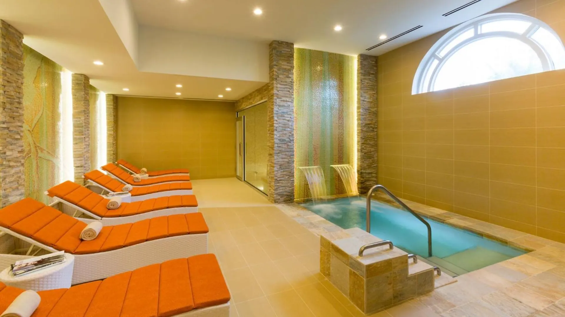 Lovely Deluxe Unit Located At Ritz Carlton - Key Biscayne! *